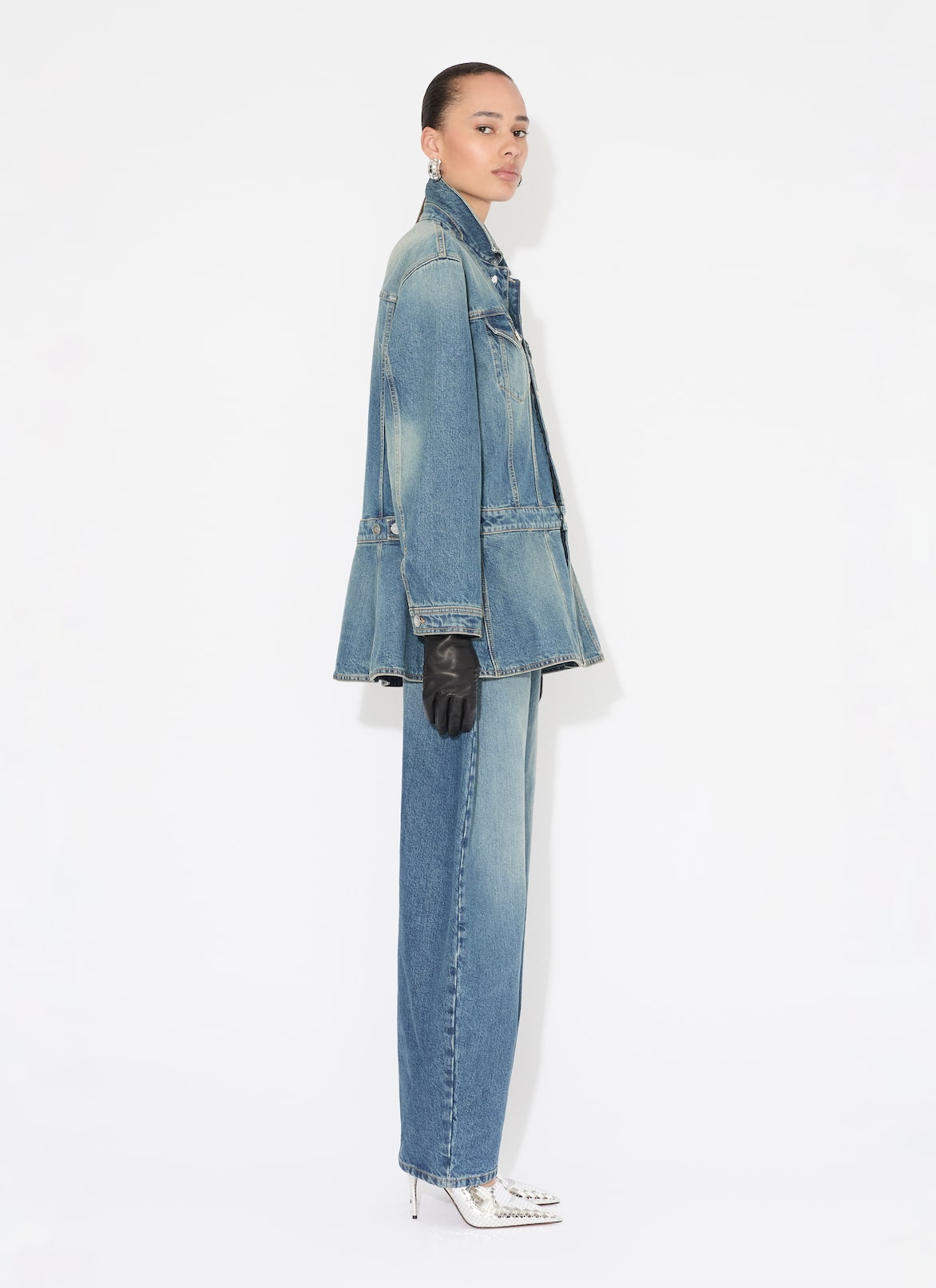 BARREL-LEG JEANS IN FADED DENIM ALAÏA BLEU VINTAGE BARREL-LEG JEANS IN FADED DENIM